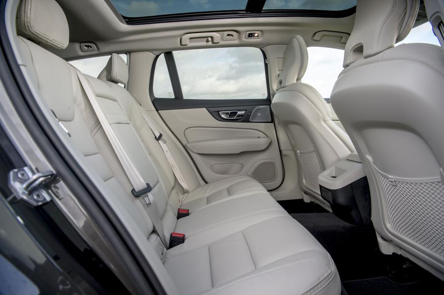 Интерьер Volvo V60 D4 Cross Country 2019 года  (UK) (фото 23 из 43)